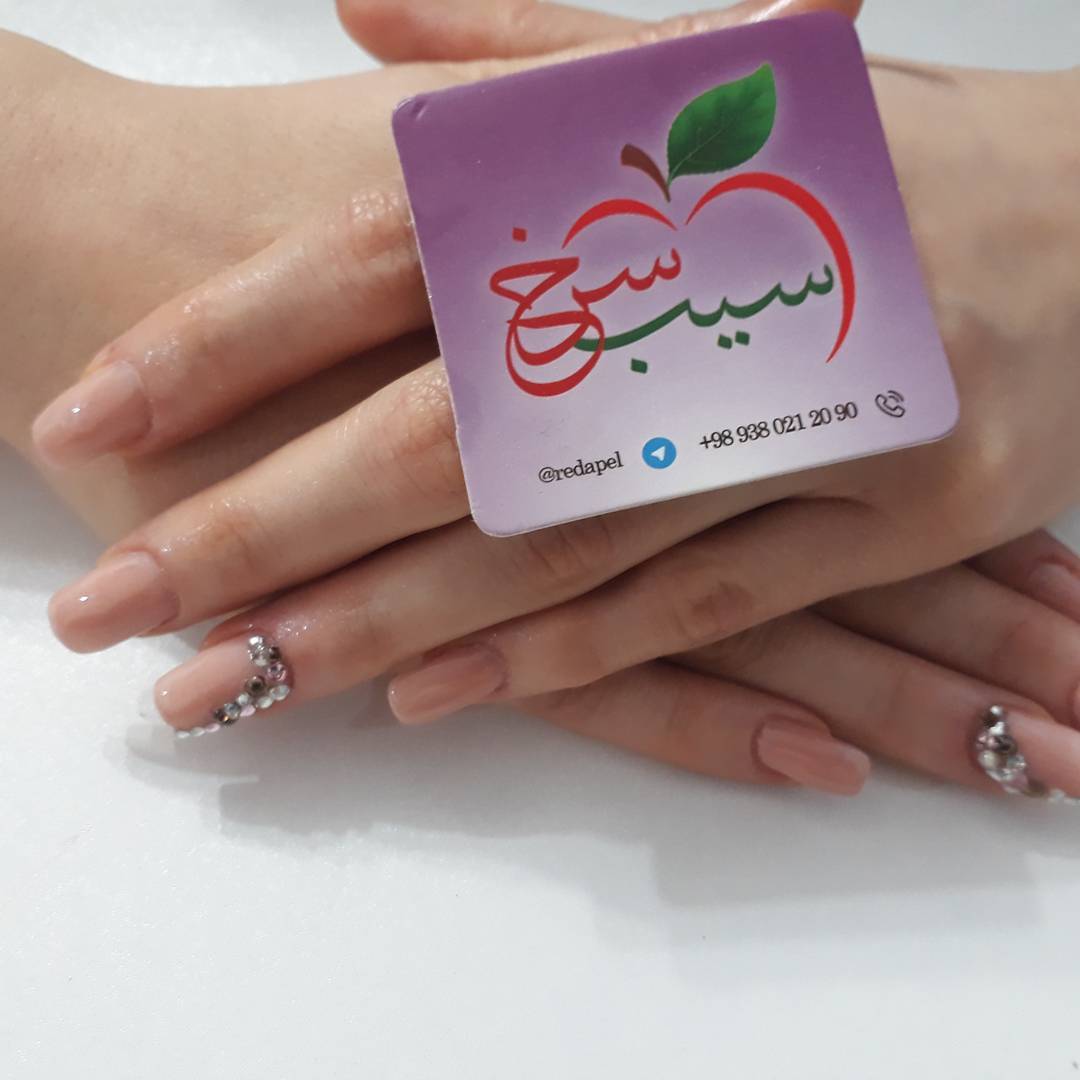 تصویر-مرکز تخصصی کاشت ناخن سیب سرخ